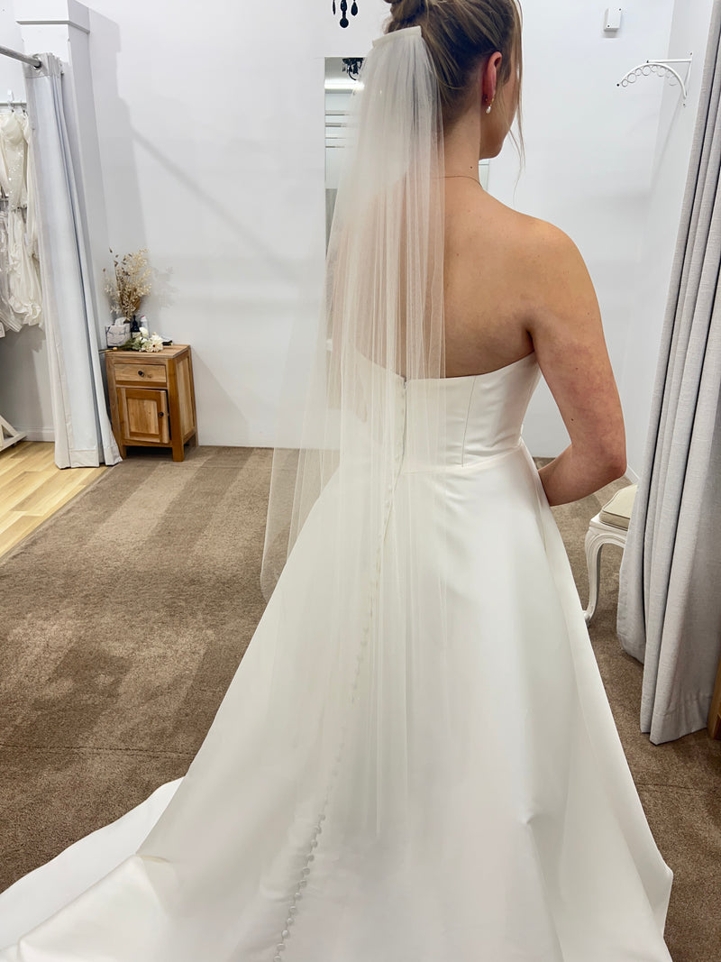 Ivory Glimmer Tulle Raw Edge Veil by Dreamtime, 45-inch accessory with shimmering tulle and delicate raw edge design.